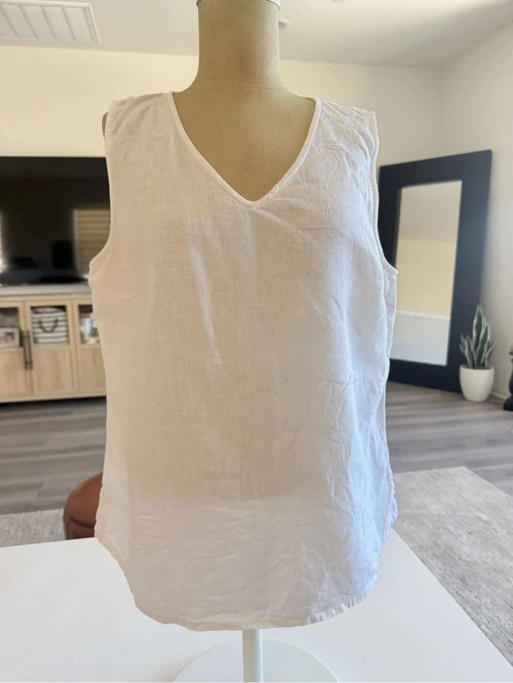 HOT COTTON Vneck Lightweight White 100% linen Sleeveless Relaxed Tank Top